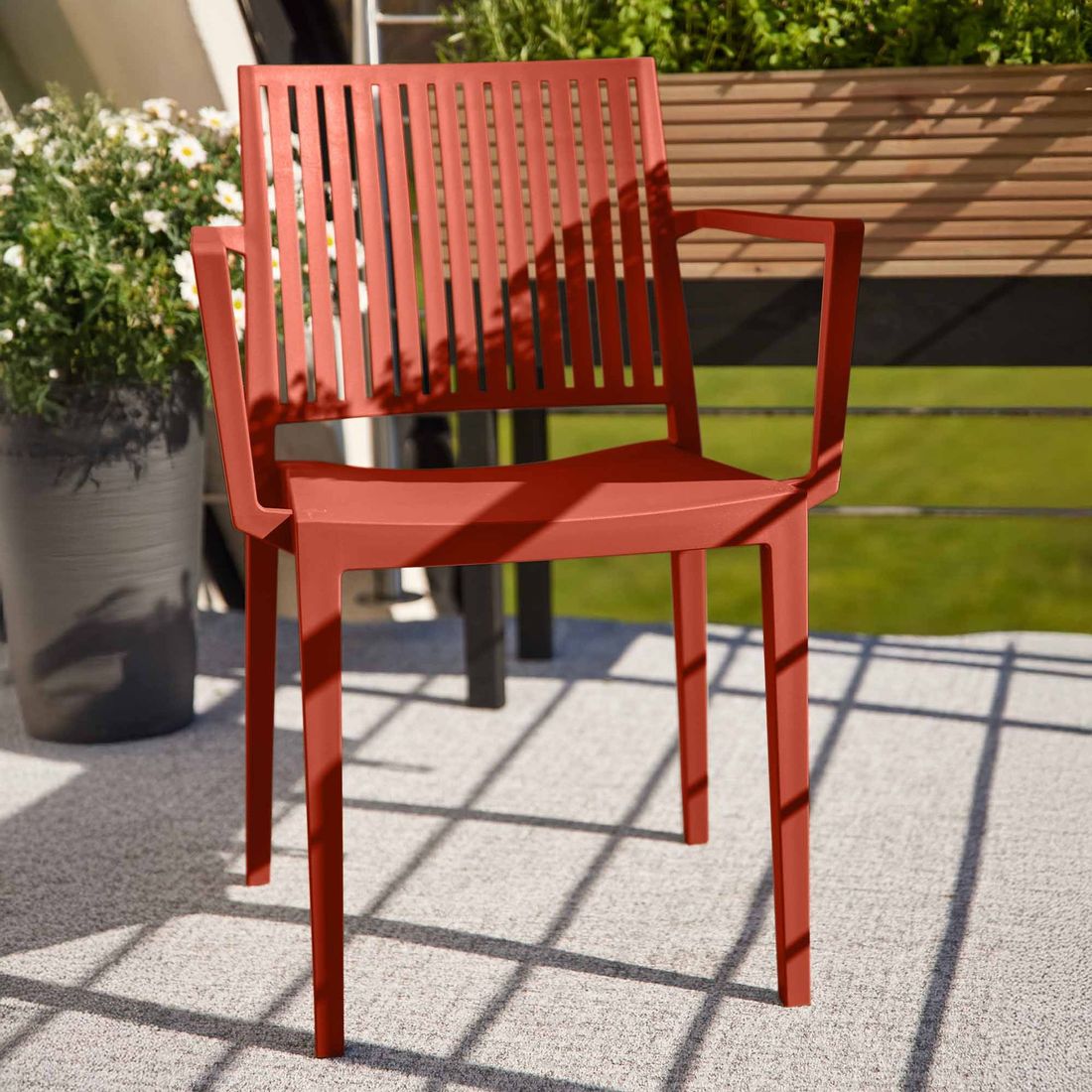 Stabelstol ute Lane med armlener plast 56x57 cm bakside Siena Garden