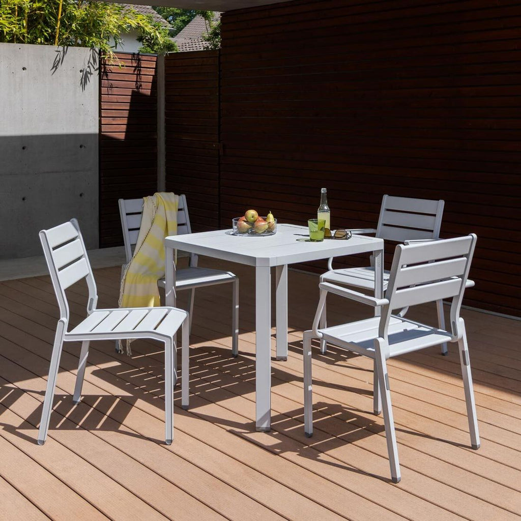 Nærbilde av Stabelstol ute Latitude aluminium lysgrå sete