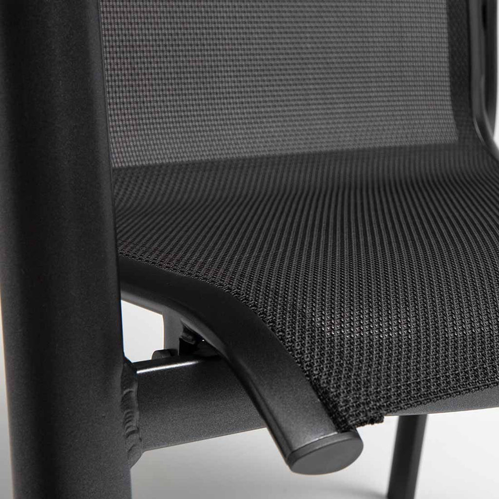 Sideprofil av stabelstol ute Legato Curve aluminium/textilen