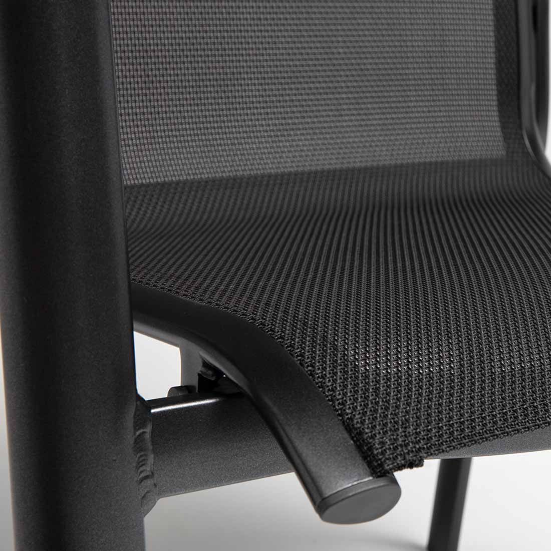 Sideprofil av stabelstol ute Legato Curve aluminium/textilen