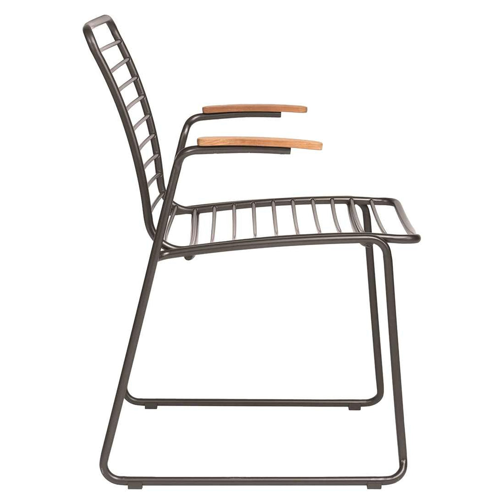 Detalj av teak armlener på Stabelstol ute Levi rustfritt stål Stern