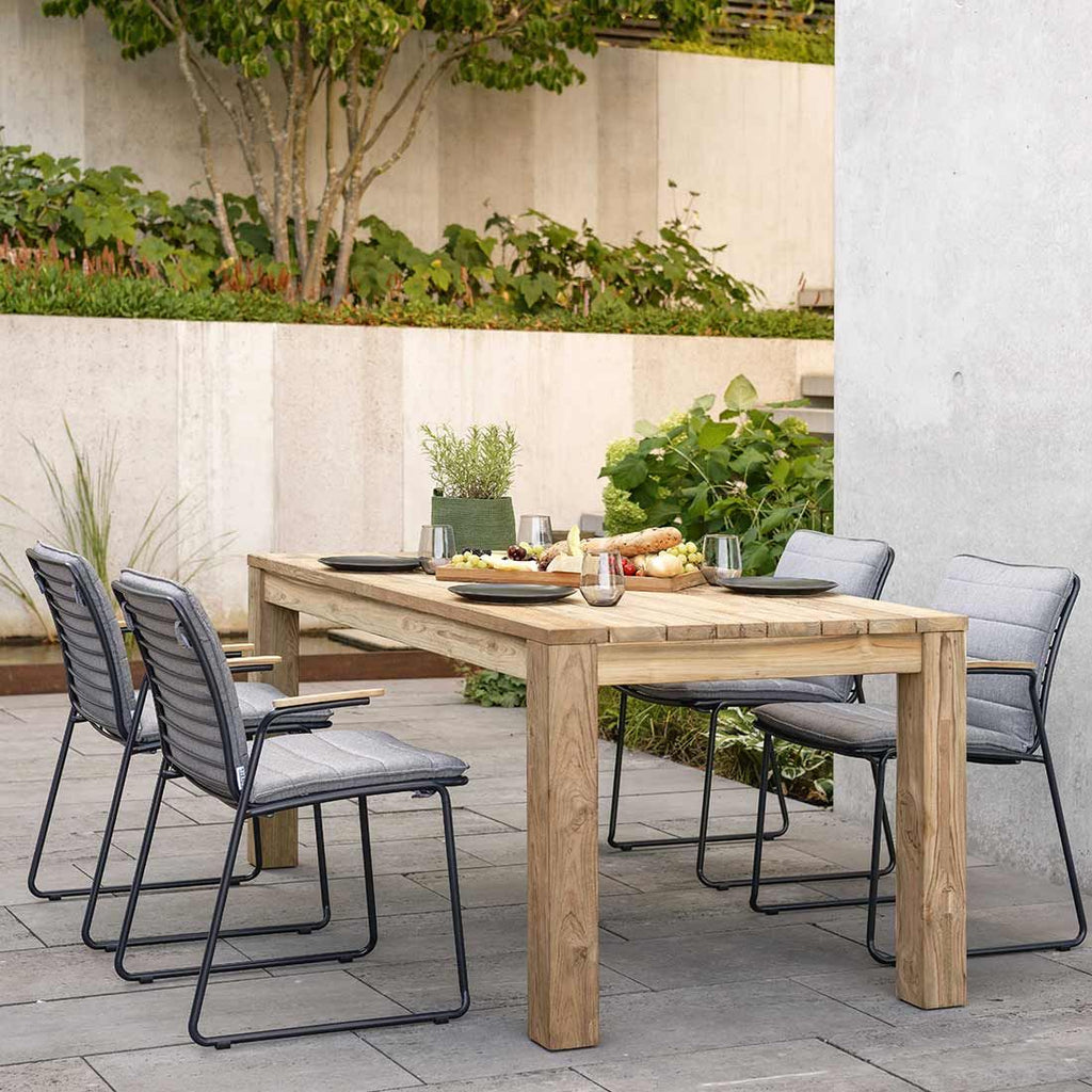 Stabelstol ute Levi rustfritt stål med teak armlener Stern stablet