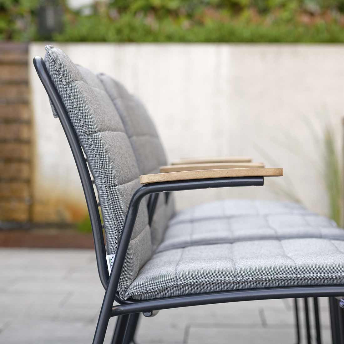 Montert Stabelstol ute Levi rustfritt stål med teak armlener Stern på terrasse