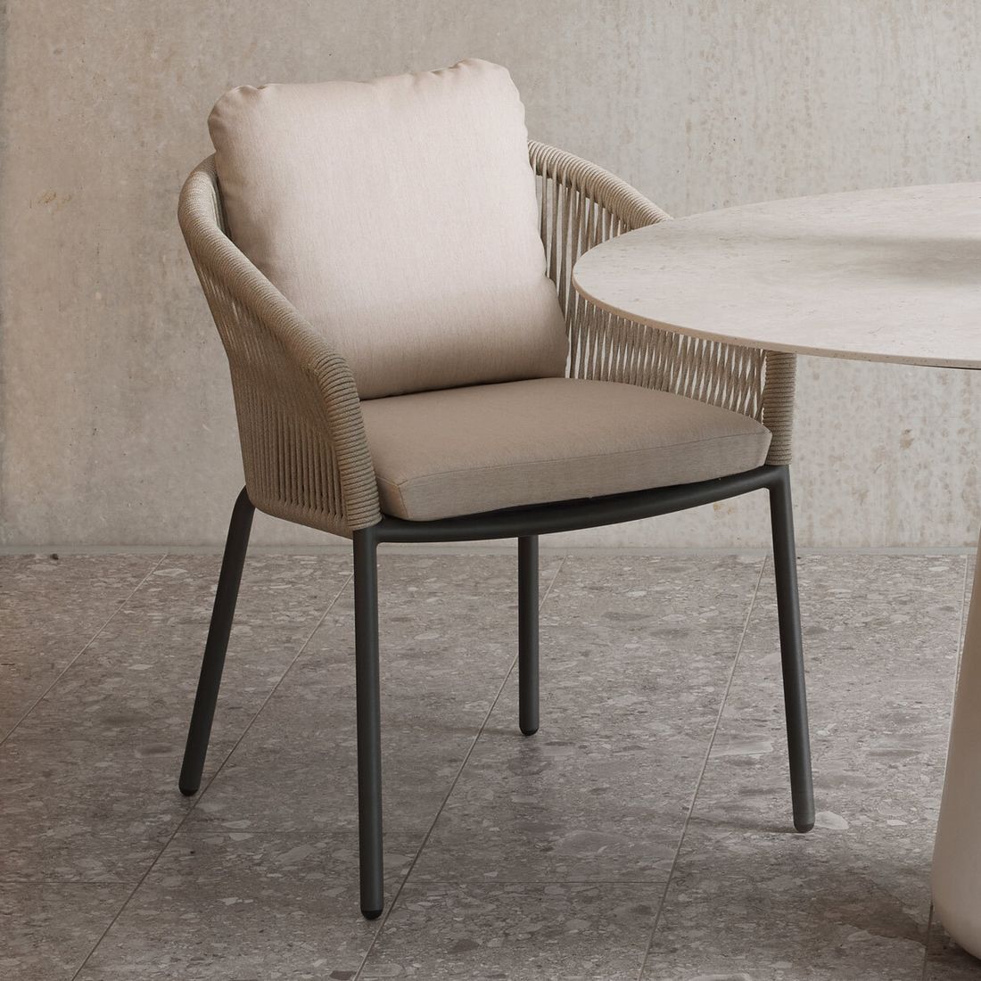 Stabelstol ute Loop aluminium/tau med puter 63x68 cm - Solpuri bakside