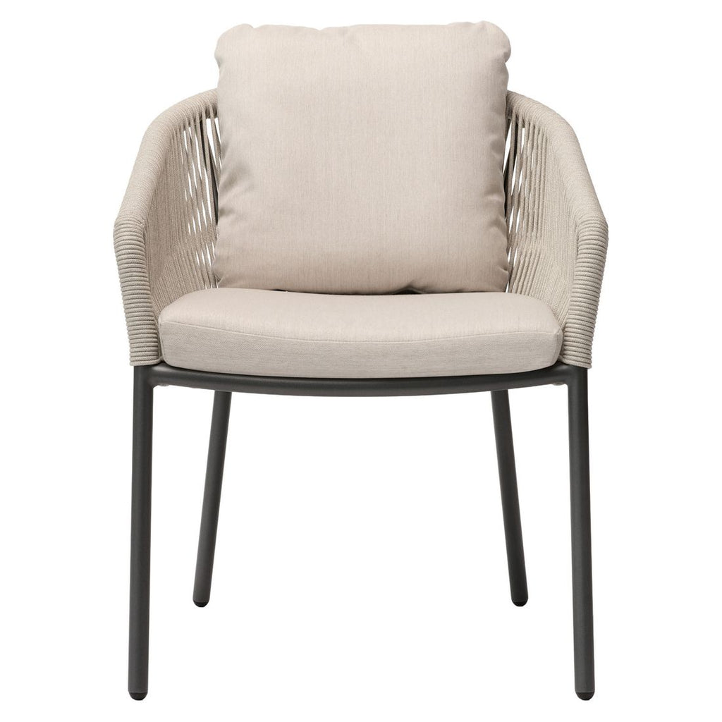 Stabelstol ute Loop aluminium/tau med puter 63x68 cm - Solpuri montert på terrasse