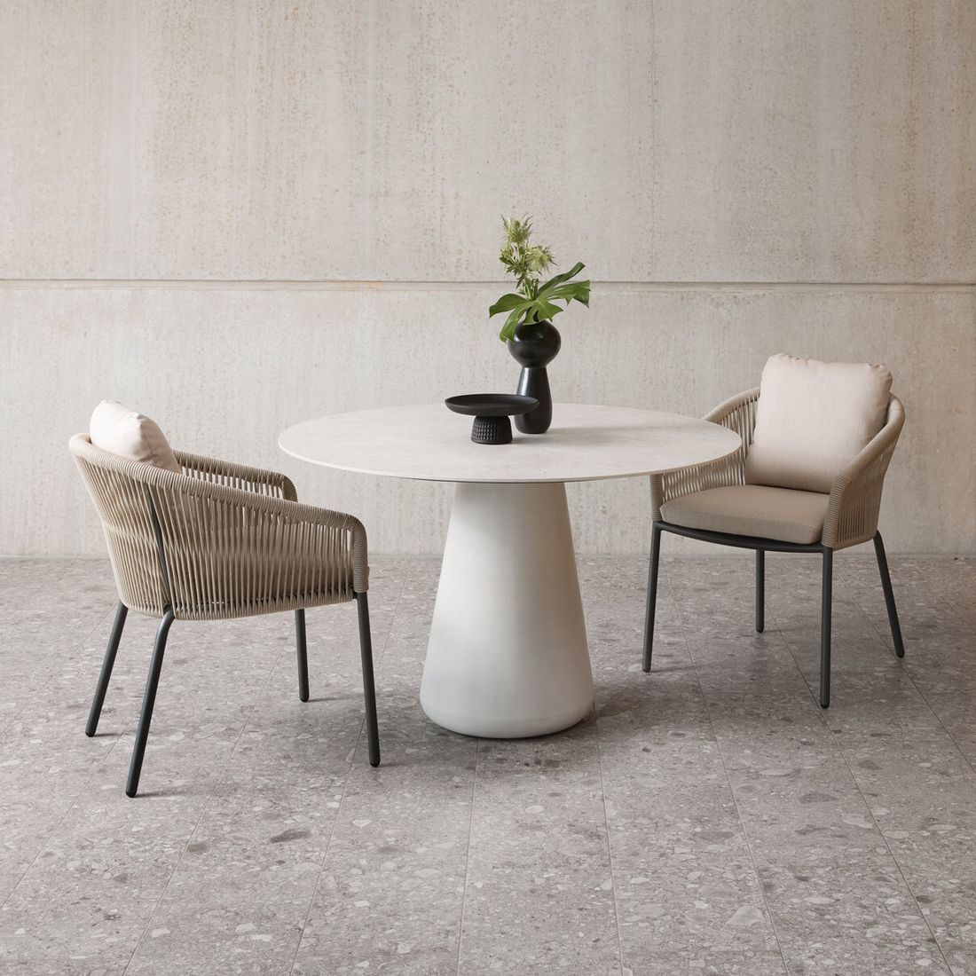 Stabelstol ute Loop aluminium/tau med puter 63x68 cm - Solpuri detalj av aluminiumramme