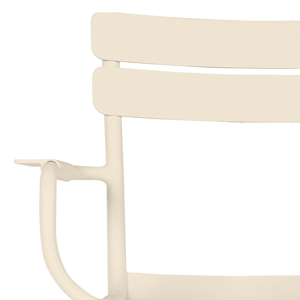 Stabelstol ute Luxembourg aluminium 65,5x56 cm nærbilde armlene