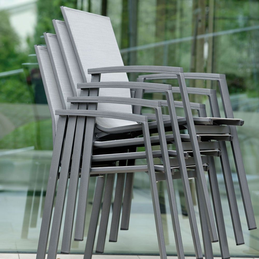 Detalj av tekstilene sitteflate på Stabelstol ute New Top aluminium/textilen 57x65 cm - Stern