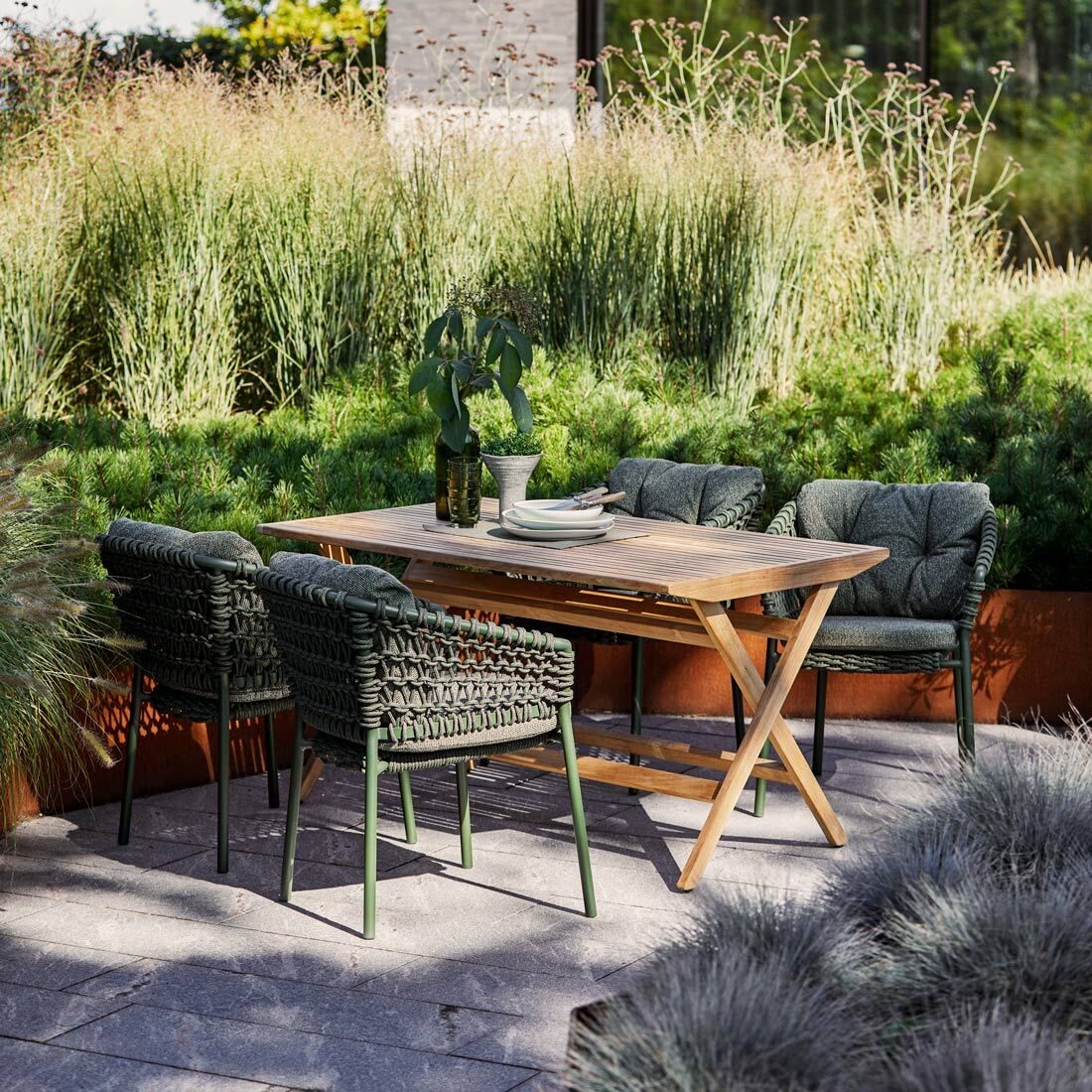 Montert Stabelstol ute Ocean aluminium/tau, mørkegrønn - Cane-line på terrasse