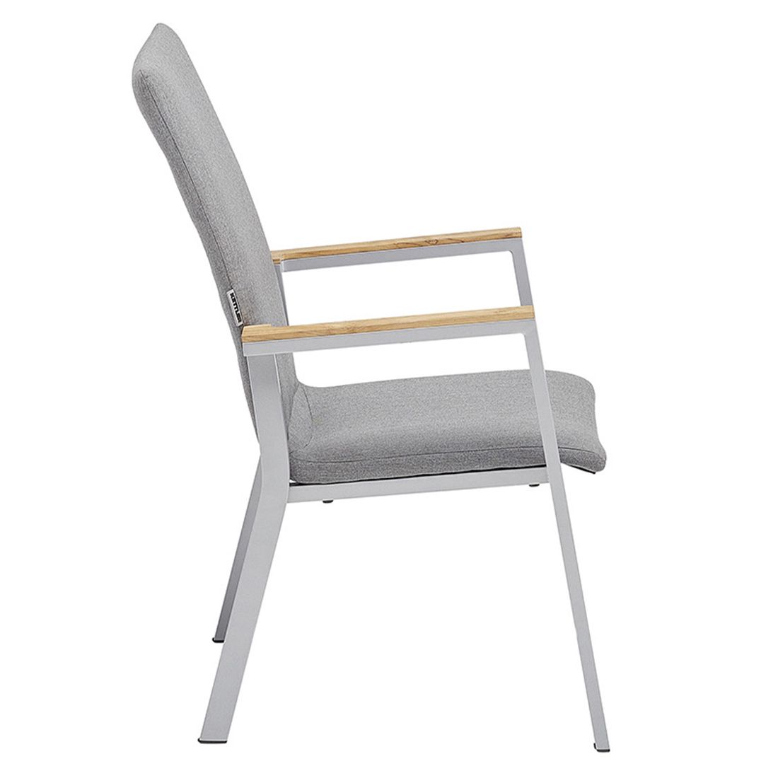 Stabelstol ute Rasmus aluminium Sunbrella montert på terrasse