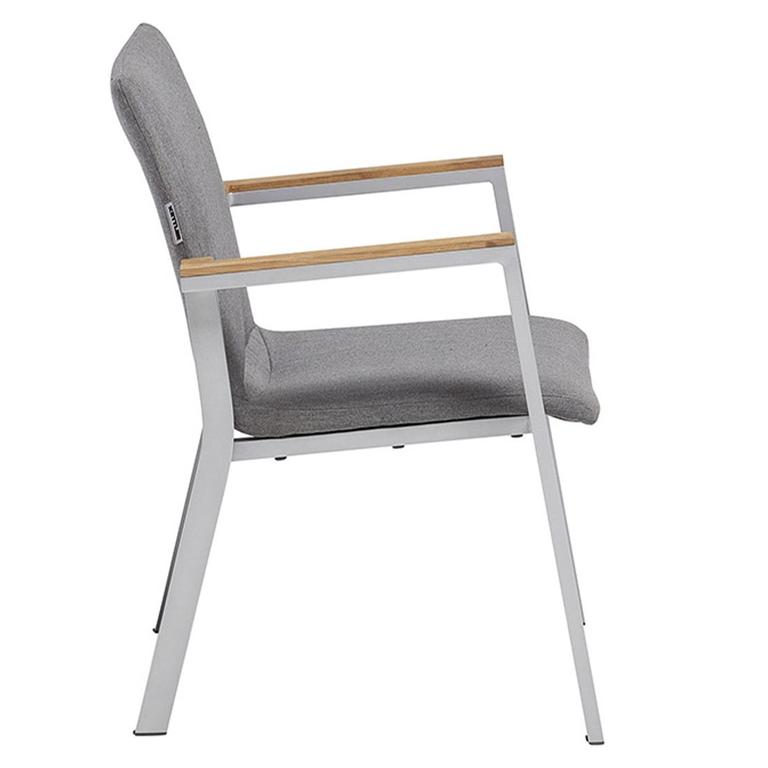 Montert Stabelstol ute Rasmus aluminium Sunbrella på terrasse