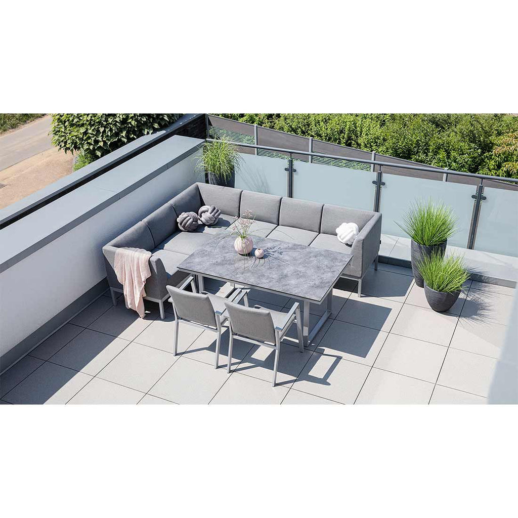 Oversikt Stabelstol ute Rasmus aluminium/Sunbrella sølv på uteplass