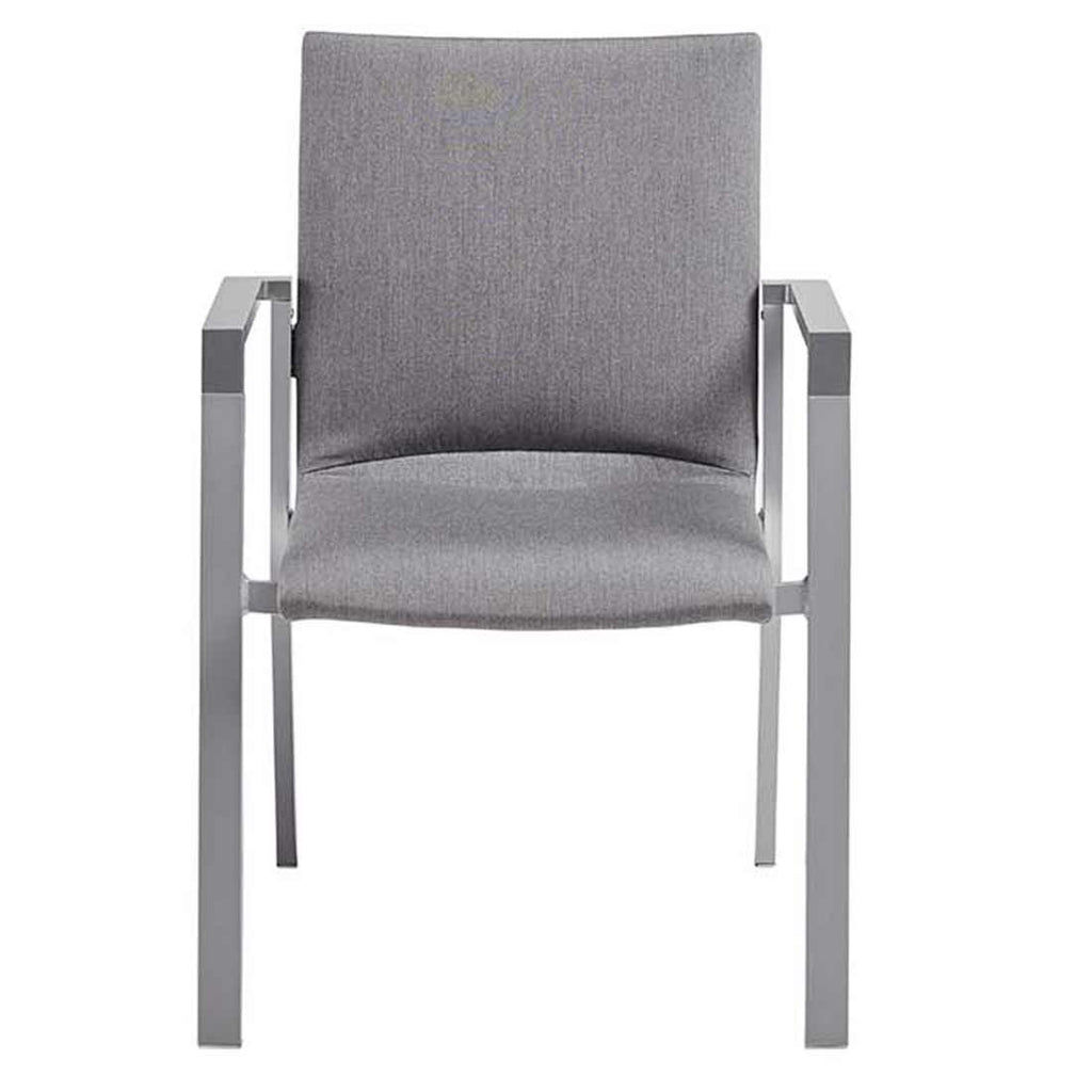 Detalj av Stabelstol ute Rasmus aluminium/Sunbrella sølv stoff