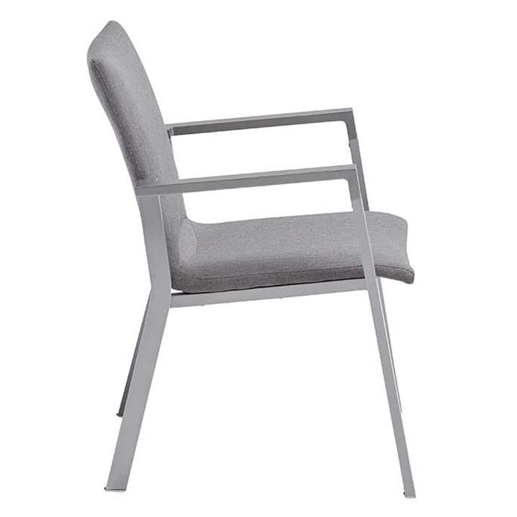 Montert Stabelstol ute Rasmus aluminium/Sunbrella sølv på terrasse