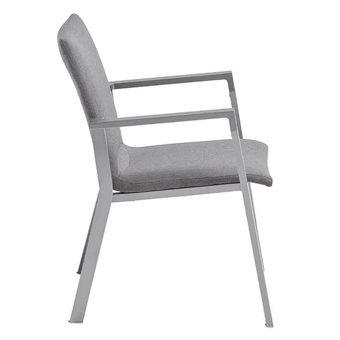 Montert Stabelstol ute Rasmus aluminium/Sunbrella sølv på terrasse