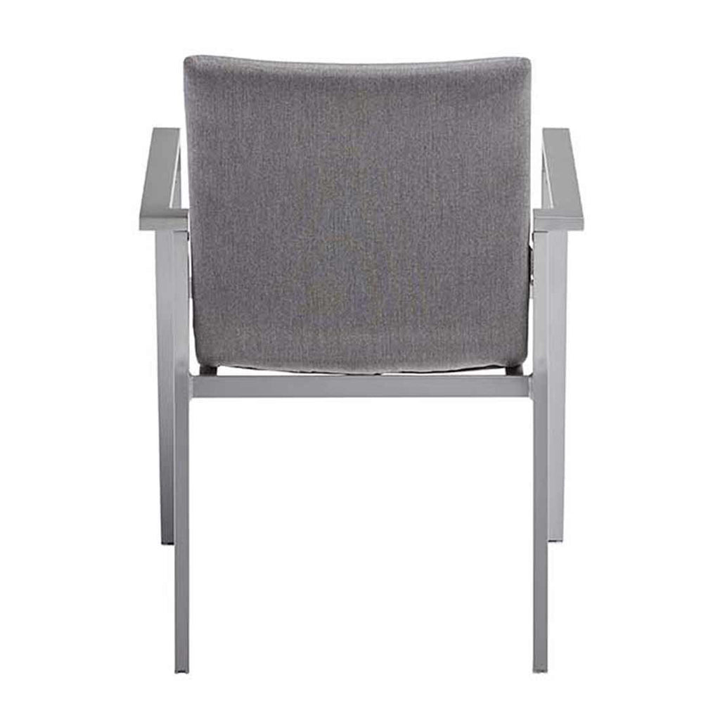 Nærbilde av aluminium ramme på Stabelstol ute Rasmus aluminium/Sunbrella sølv