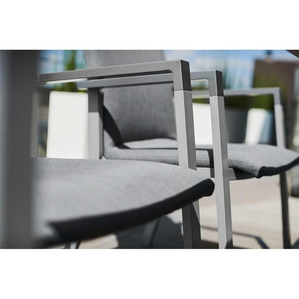 Stabelstol ute Rasmus aluminium/Sunbrella sølv i hage