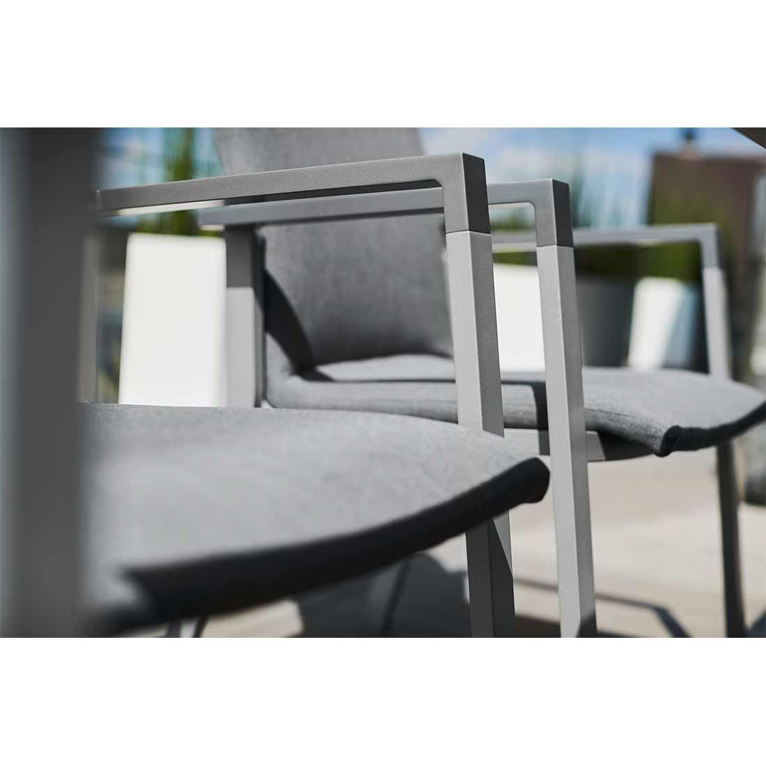 Stabelstol ute Rasmus aluminium/Sunbrella sølv i hage