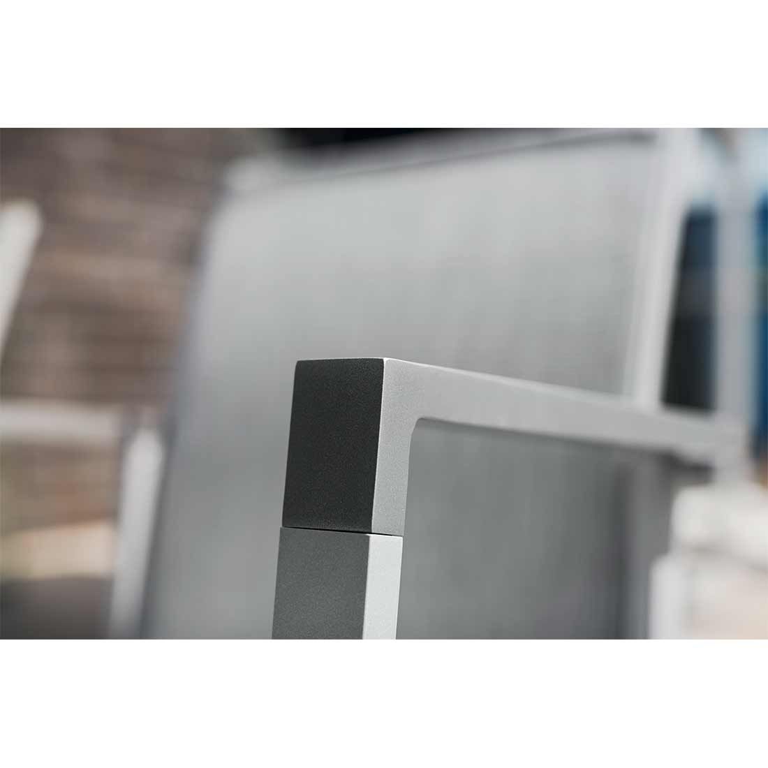 Stabelstol ute Rasmus aluminium/textilen 60x62 cm i bruk på terrasse