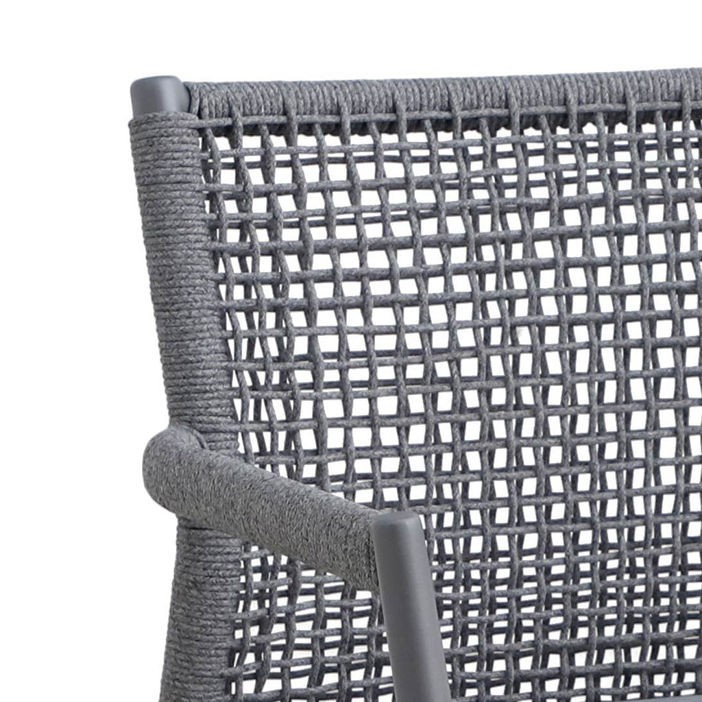 Montert stabelstol ute Ropero aluminium med sittepute, grå på terrasse