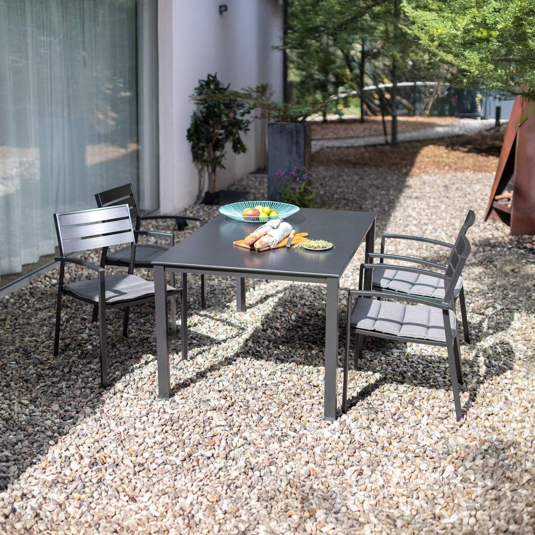 Helhetsbilde av Stabelstol ute Rouen aluminium/olefin på terrasse