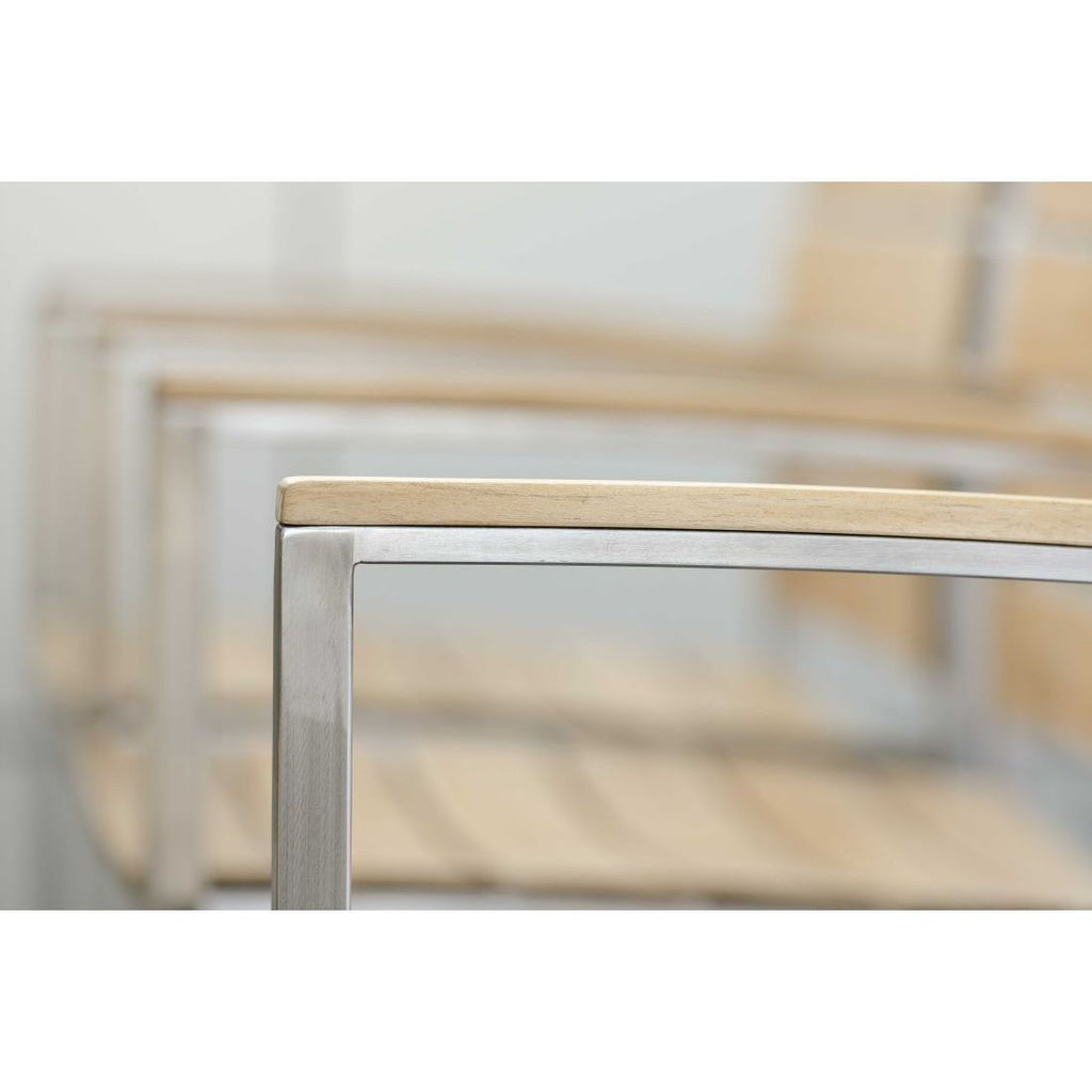 Stabelstol ute Savona rustfritt stål/teak detalj av teak sitteflate