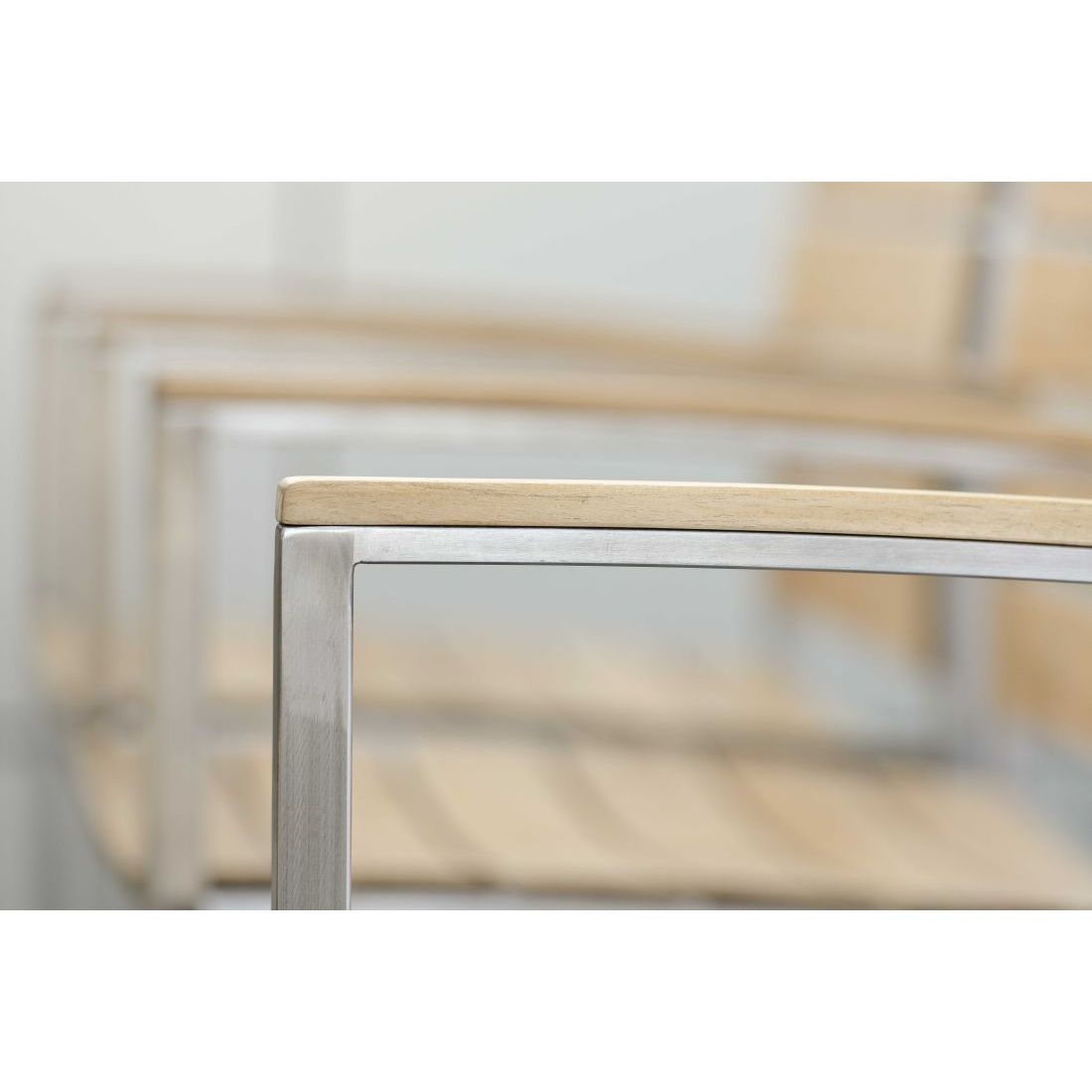 Stabelstol ute Savona rustfritt stål/teak detalj av teak sitteflate