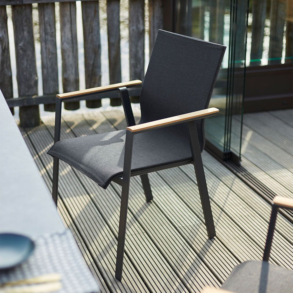 Stabelstol ute Soul på terrasse med sol