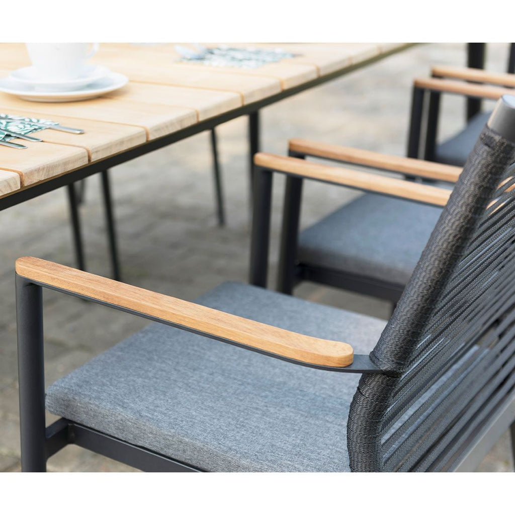 Stabelstol ute Spider aluminium/tau med sittepute - Zebra montert i hage