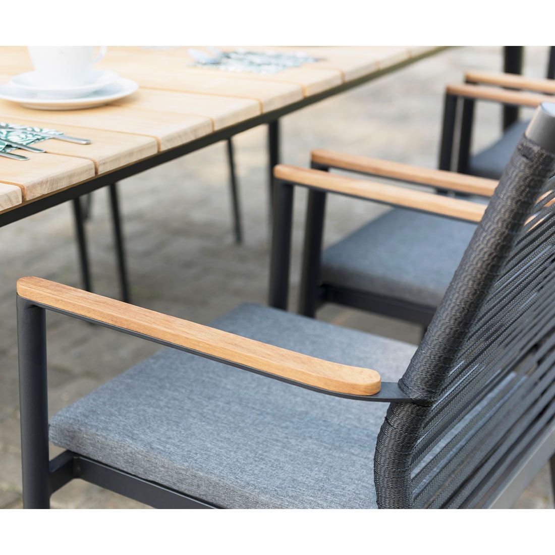 Stabelstol ute Spider aluminium/tau med sittepute - Zebra montert i hage