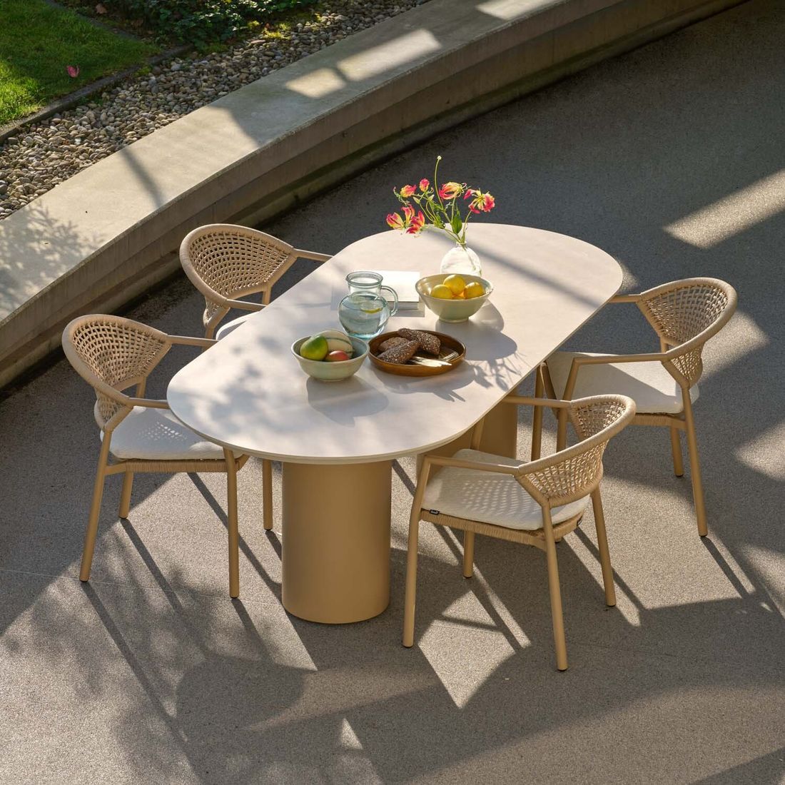 Sideprofil av Stabelstol ute Taragona aluminium tau med sittepute