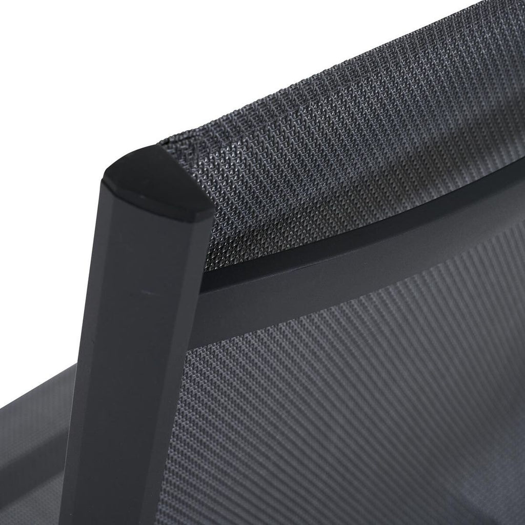 Oversiktsbilde av stabelstol ute Tauro aluminium/textilen antrasitt i hage