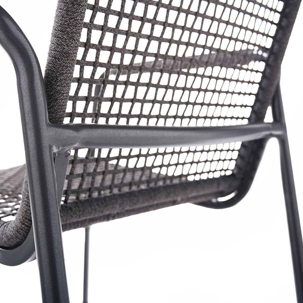 Stabelstol ute Ticco aluminium/tau 59x64,5 cm montert på terrasse