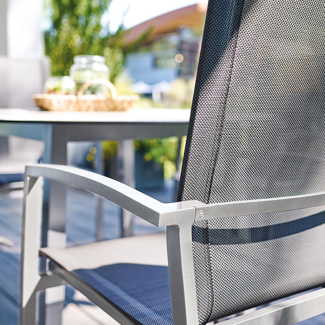 Montert Stabelstol ute Tonga aluminium/textilen 59x62 cm på terrasse