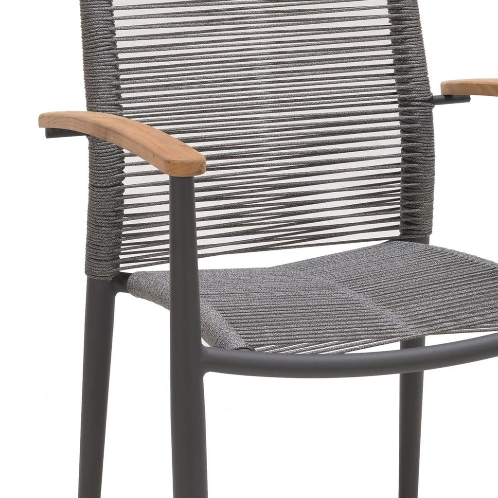 Montert Stabelstol ute Topaz aluminium tau grå på terrasse