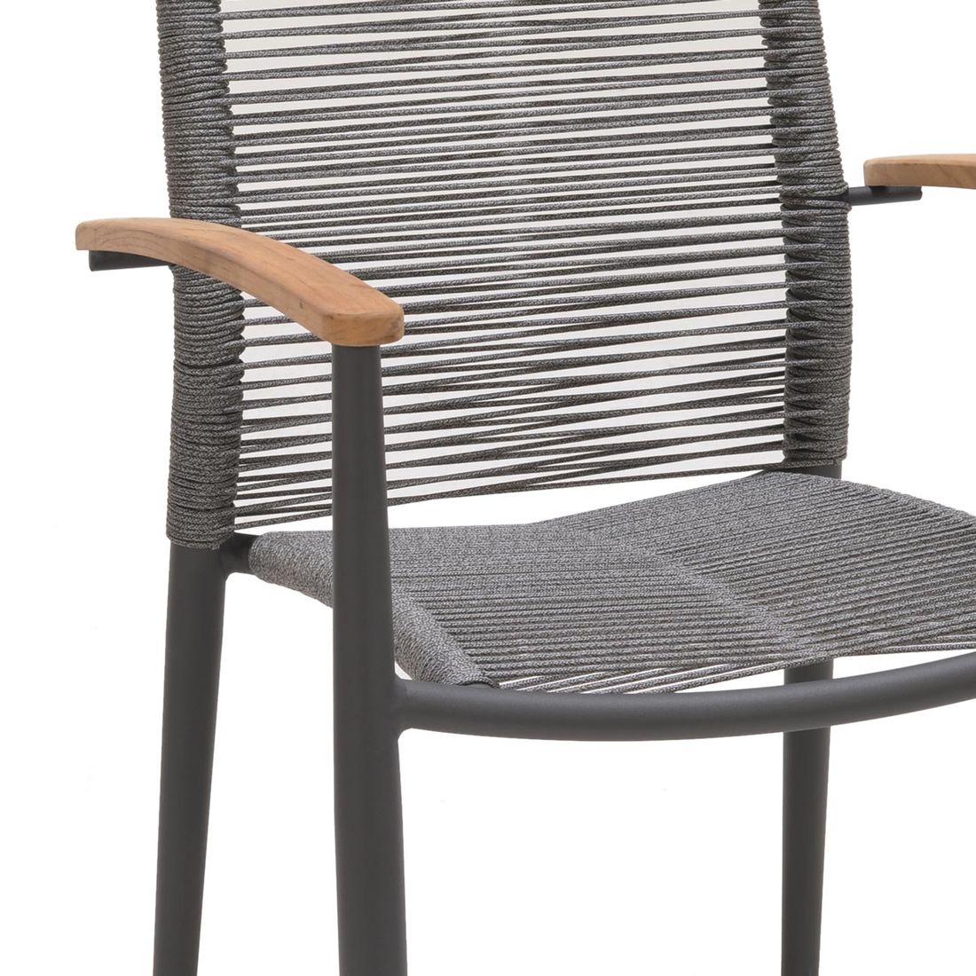 Montert Stabelstol ute Topaz aluminium tau grå på terrasse