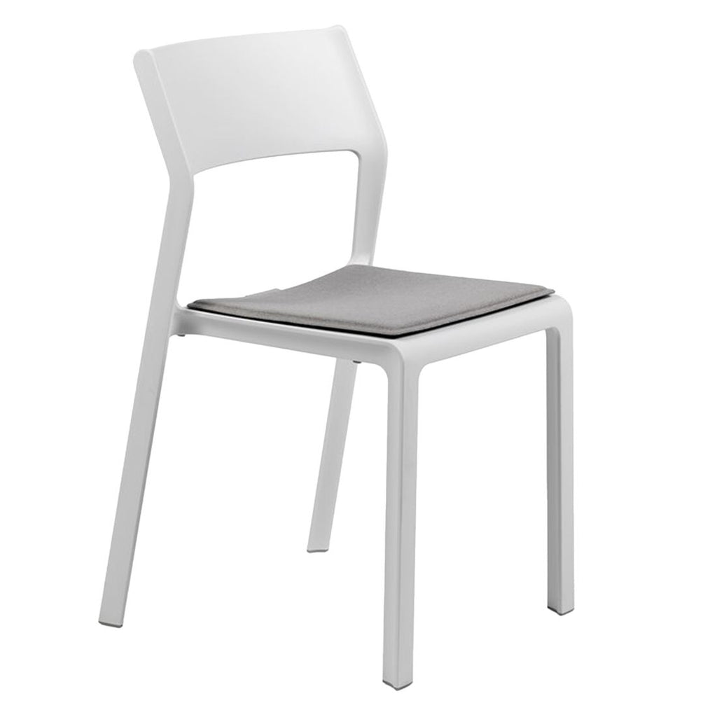 Stabelstoler ute Trill Bistrot plast hvit stablet