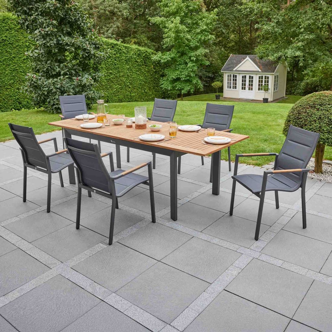 Sideprofil av stabelstol ute Unicamo aluminium/textilen - LC Garden