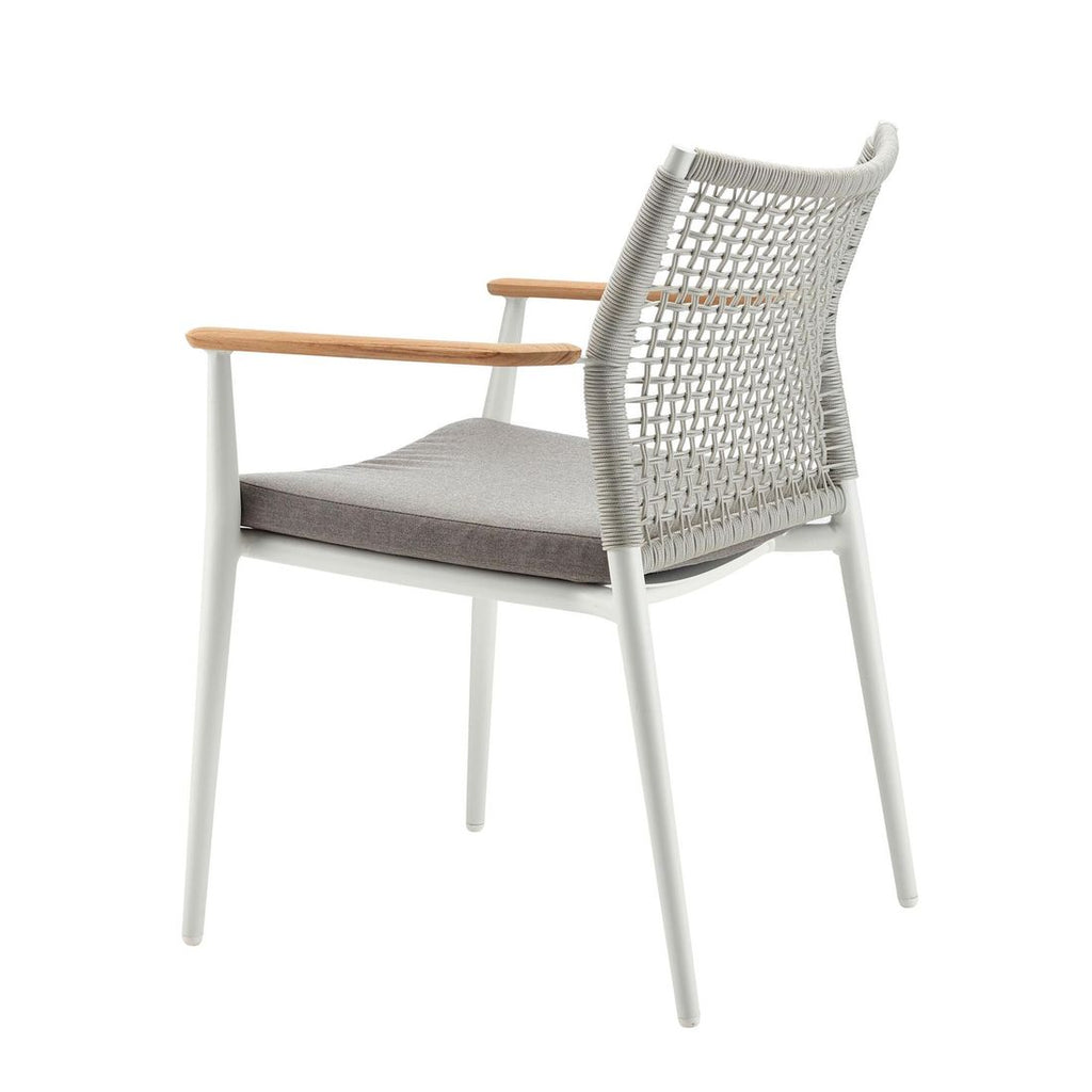 Montert stabelstol ute Vera aluminium tau akryl på terrasse