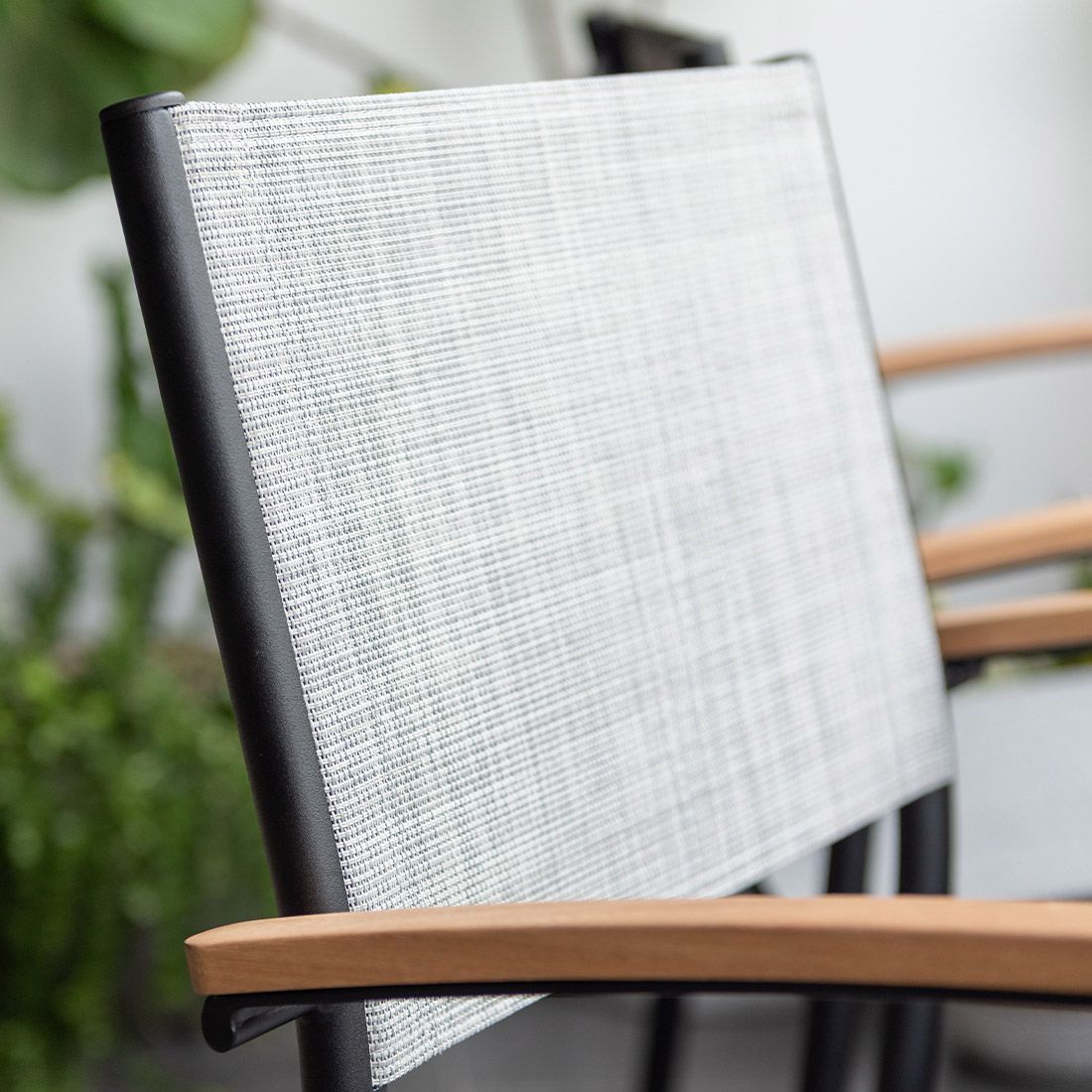 Nærbilde av armlener på Stabelstol ute Vera aluminium/textilen 55 cm