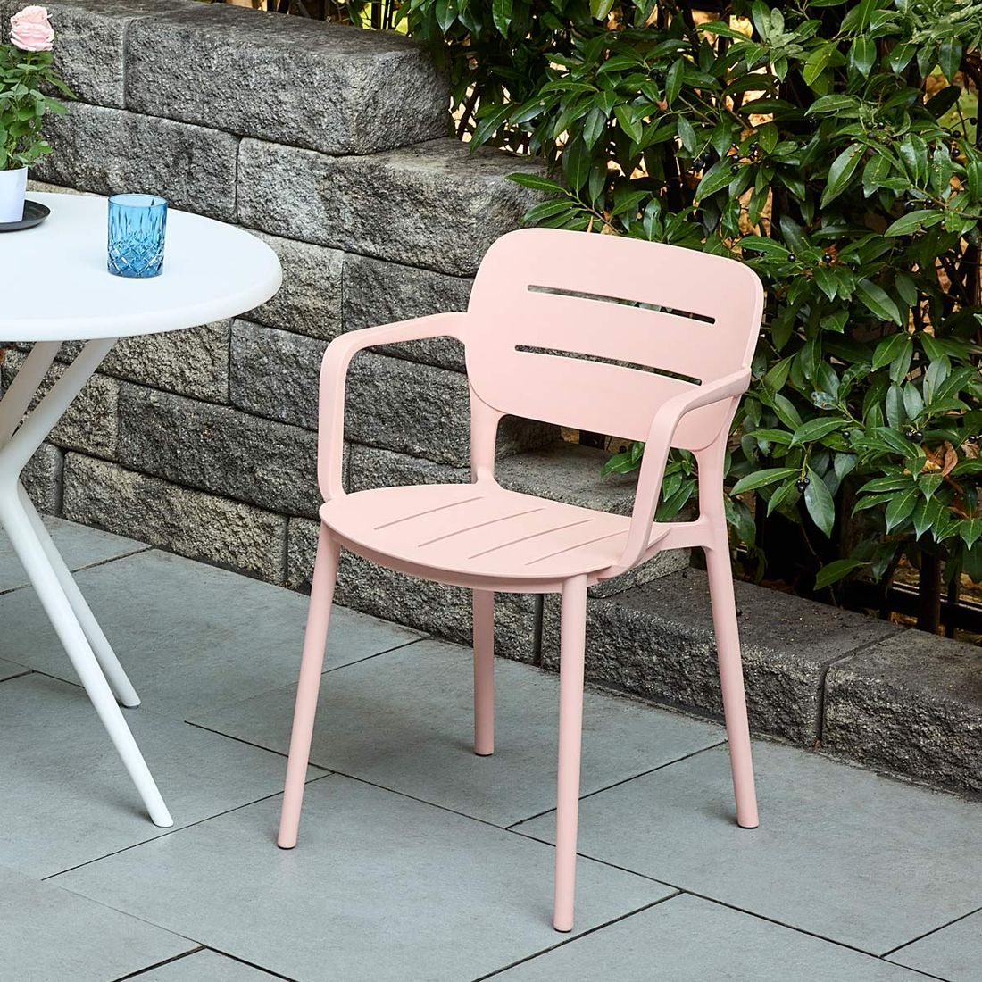 Stabelstol ute Vivien plast 52,5x53 cm - OUTLIV bakside med maritim stil