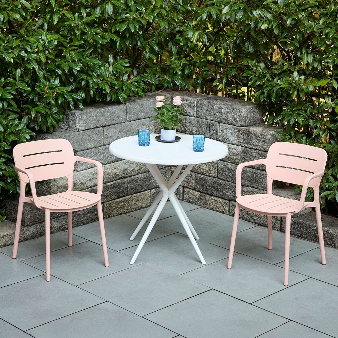 Stabelstol ute Vivien plast 52,5x53 cm - OUTLIV i rosa på balkong