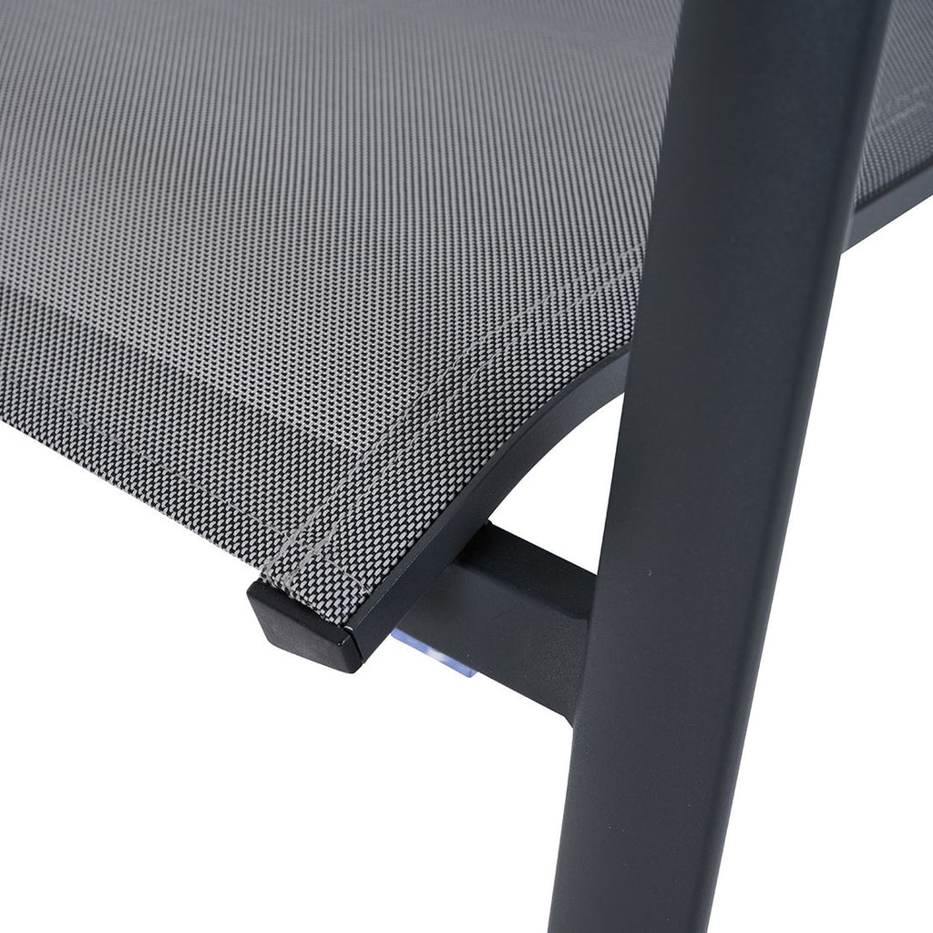 Detalj av ben på Stabelstol Velia aluminium/textilen antrasitt