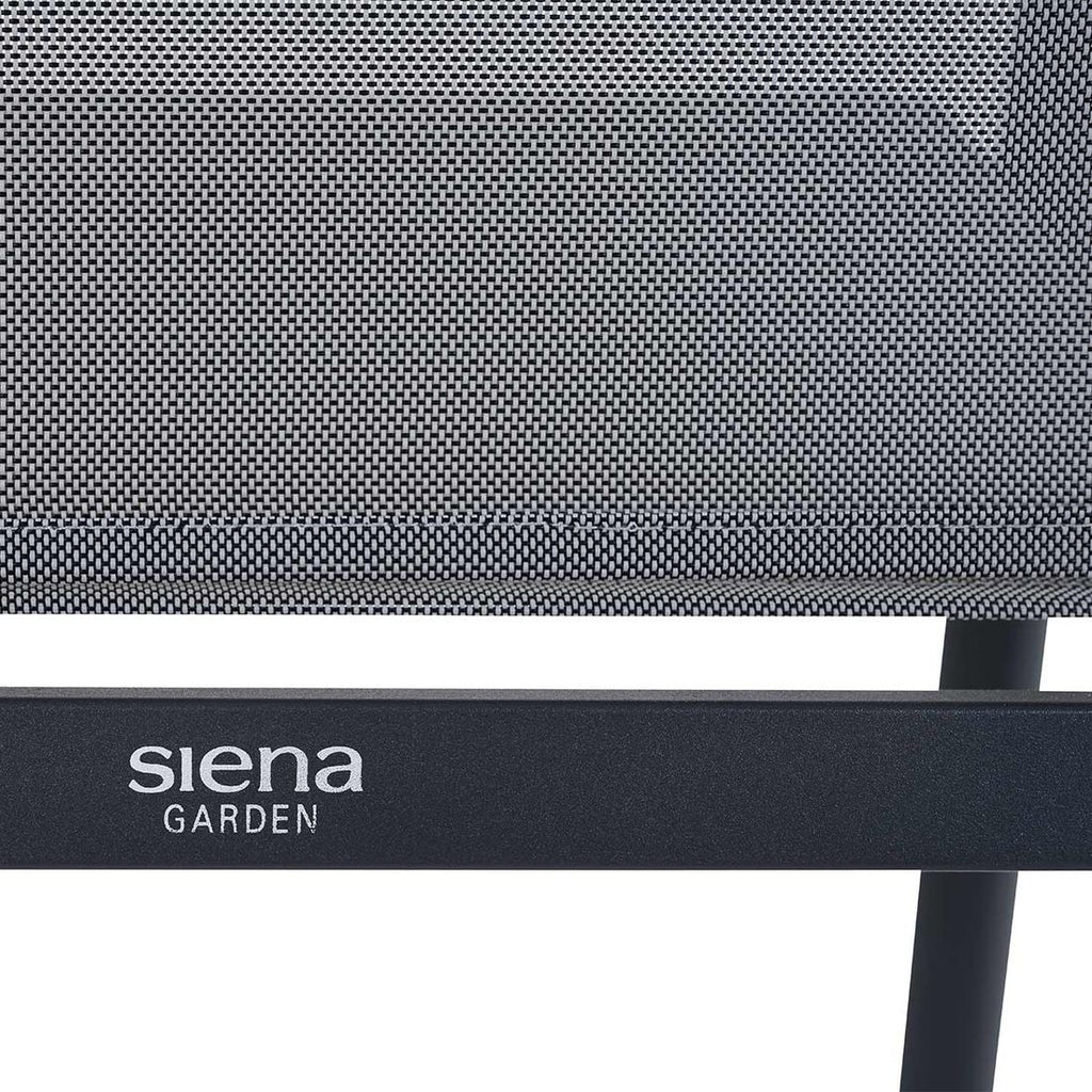 Stabelstol Velia aluminium/textilen antrasitt ved hagebord