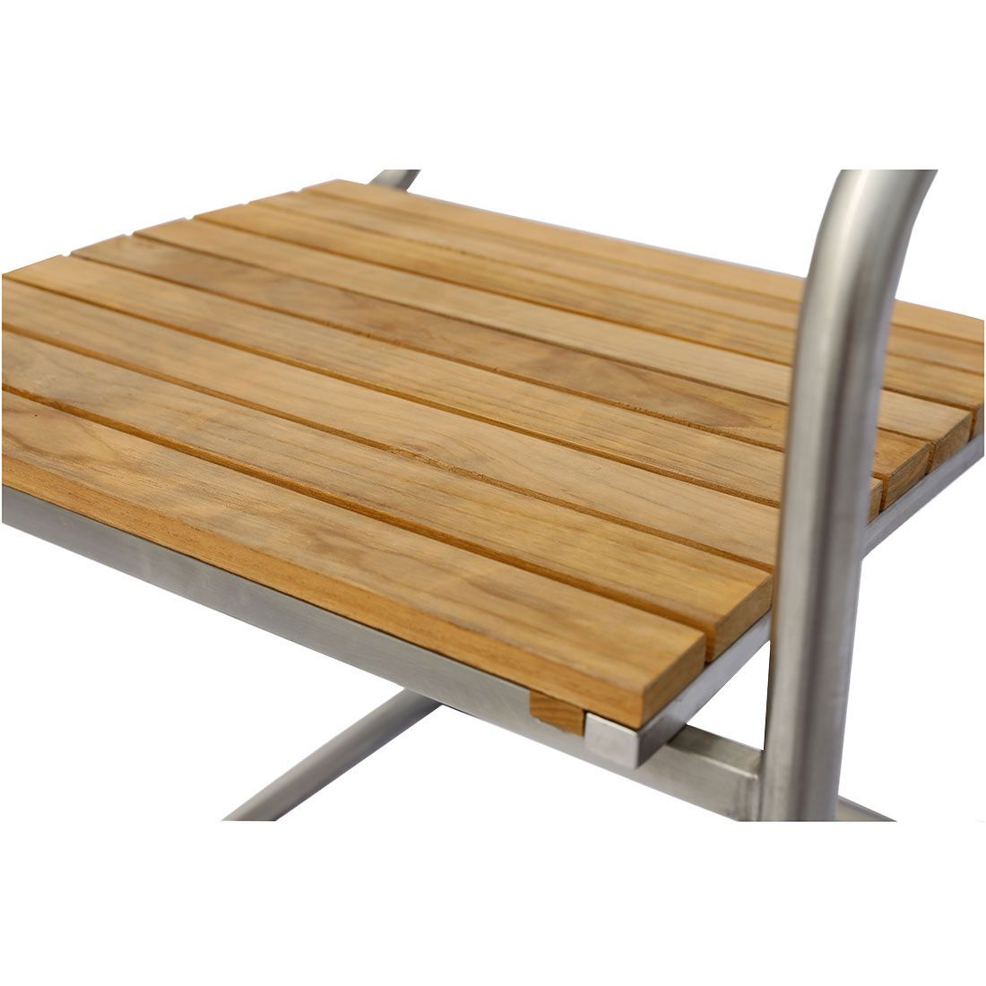 Detalj av armstøtte på Svingstol Maui rustfritt stål og teak