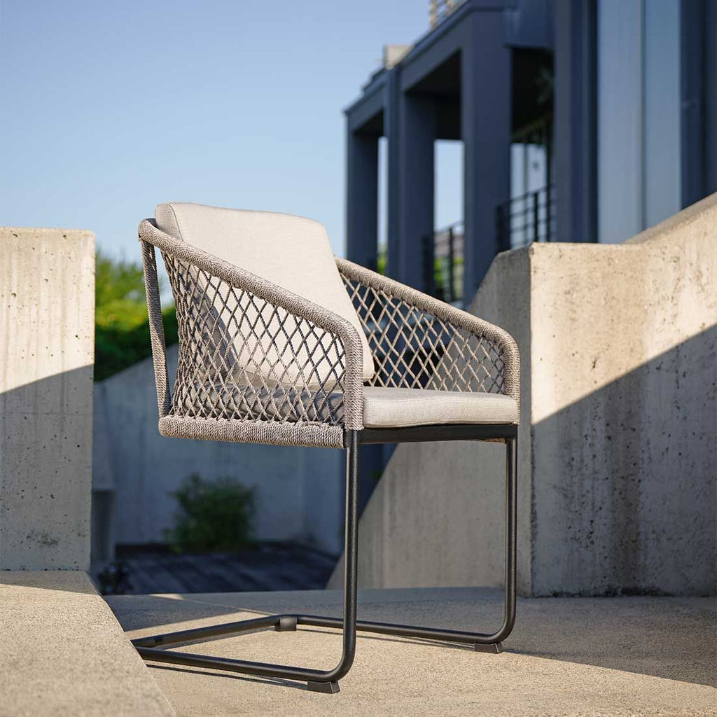 Svingstol Odea aluminium og tau 58x62 cm - Stern i naturlig hagemiljø