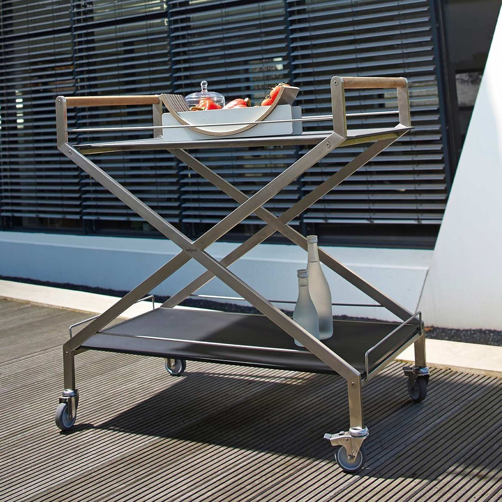 Detalj av teak håndtak på Trillebord ute Trolley One