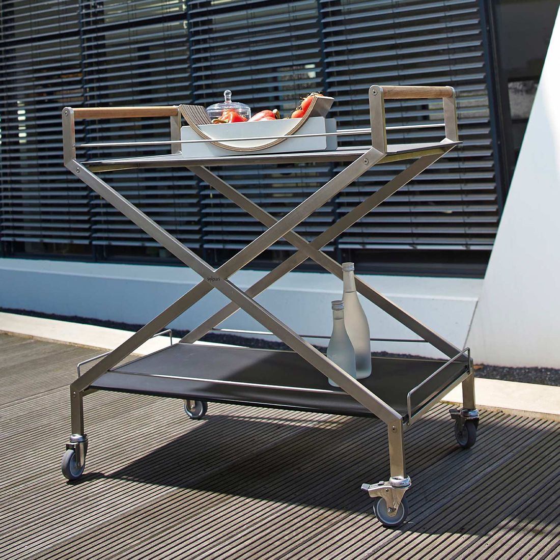 Detalj av teak håndtak på Trillebord ute Trolley One