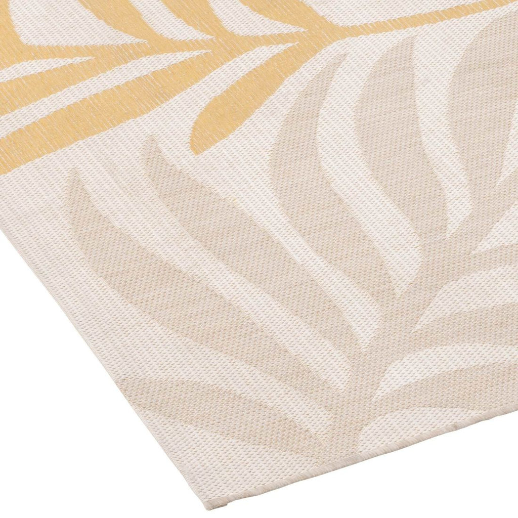 Utendørsteppe Wedge 160x230 cm beige-sennep montert på terrasse