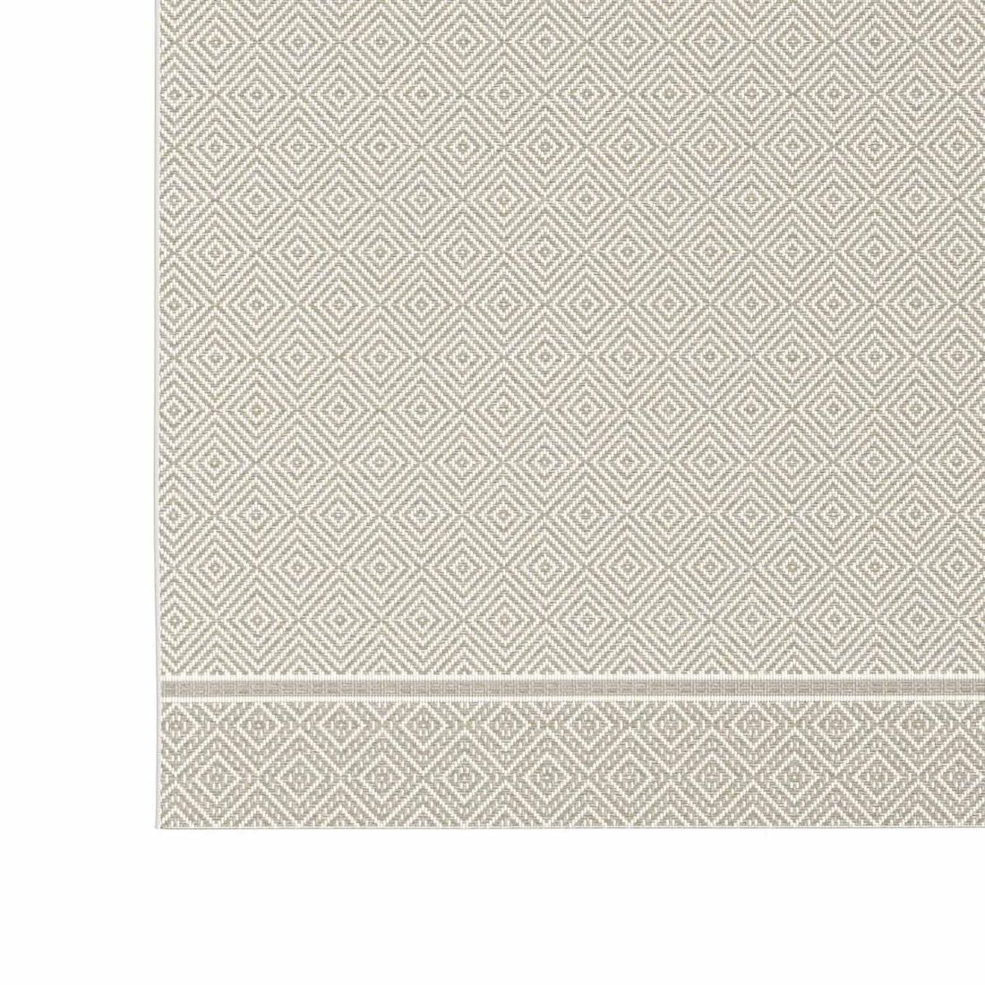 Utendørsteppe Marsanne 240x320 cm beige montert på terrasse